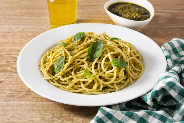 Makaron Spaghetti Sosem Pesto Drewnianym Stole — Zdjęcie stockowe