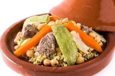 Sebze, nohut, et ve beyaz arka planda izole kuskus ile geleneksel Tajine. Yakın çekim