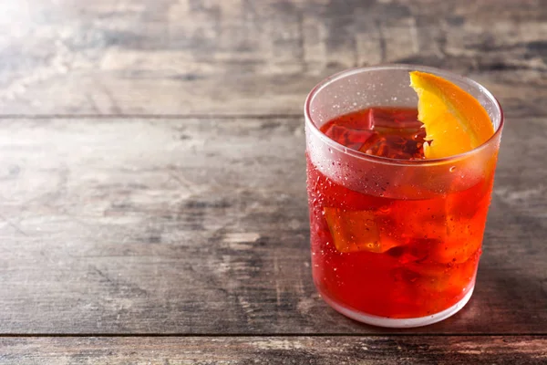 Cocktail Negroni Avec Morceau Orange Verre Sur Table Bois Espace — Photo