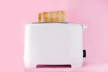 Pembe arka plan üzerinde beyaz tost makinesi tost ekmeği