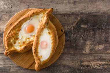 Siyah arka plan üzerinde izole zeytin ile Klasik Kuru Martini. Üst te. Copyspace