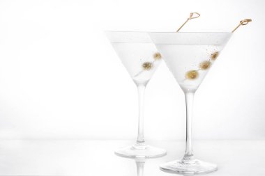 Beyaz arka plan üzerinde izole zeytin ile Klasik Kuru Martini. Copyspace