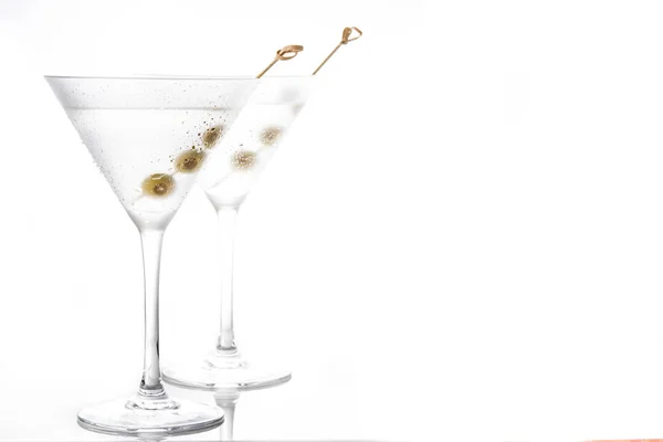 Martini Secco Classico Con Olive Isolate Fondo Bianco Copyspace — Foto Stock