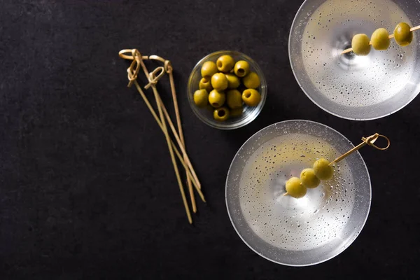 Classic Dry Martini Con Olive Isolate Fondo Nero Vista Dall — Foto Stock