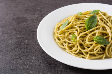 Siyah arka plan üzerinde pesto soslu spagetti makarna. Copyspace