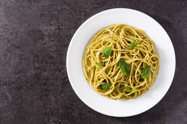 Siyah arka plan üzerinde pesto soslu spagetti makarna. Üst te. Copyspace