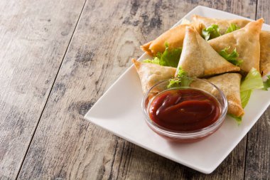 Samsa veya samosas ahşap masada et ve sebze ile . Geleneksel Hint yemekleri. Copyspace