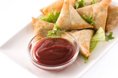 Samsa veya samosas et ve sebze beyaz arka plan üzerinde izole ile. Geleneksel Hint yemekleri.