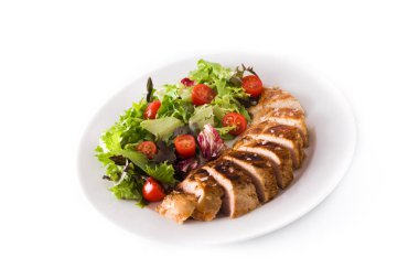 Beyaz arka plan üzerinde izole bir tabaktabak sebze ile ızgara tavuk göğsü.