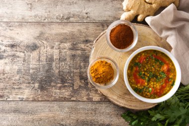 Hint mercimek çorba dal (Dhal) ahşap masada bir kase. Üst görünüm