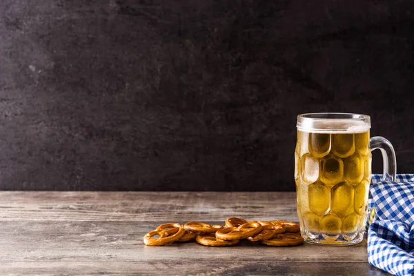 Cerveza Oktoberfest Con Pretzels Mesa Madera Espacio Copia —  Fotos de Stock