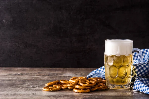 Cerveza Oktoberfest Con Pretzels Mesa Madera Espacio Copia —  Fotos de Stock