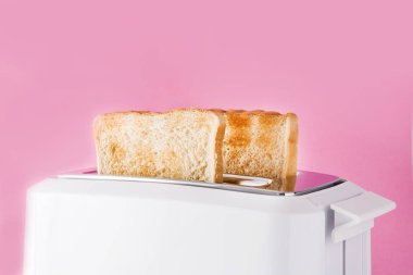 Pembe arka plan üzerinde beyaz tost makinesi tost ekmeği