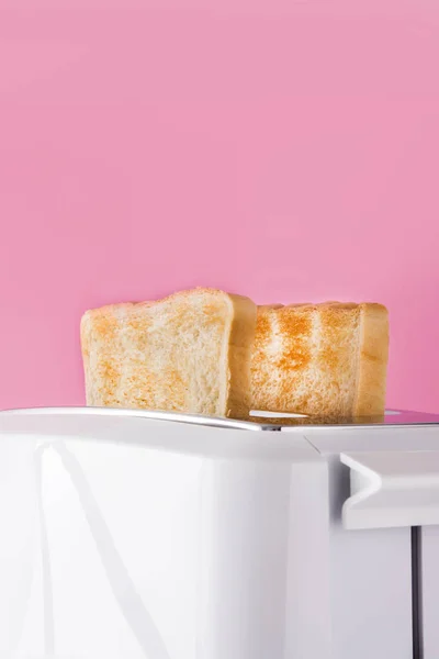 Toastbrot Weißem Toaster Auf Rosa Hintergrund — Stockfoto