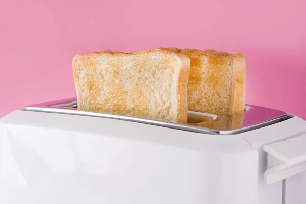 Toastbrot Weißem Toaster Auf Rosa Hintergrund — Stockfoto