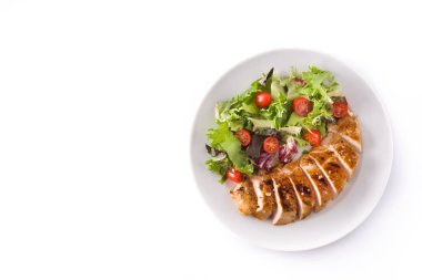 Beyaz arka plan üzerinde izole bir tabaktabak sebze ile ızgara tavuk göğsü. Üst te. Copyspace