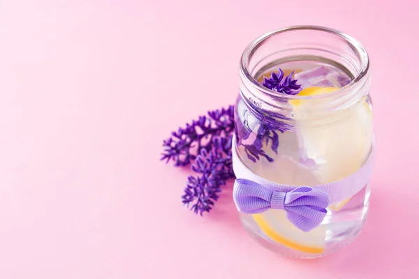 Lavendel Limonade Drankje Roze Achtergrond Copyspace — Stockfoto