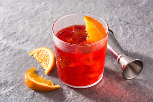 Coquetel Negroni Com Pedaço Laranja Vidro Sobre Fundo Cinza — Fotografia de Stock