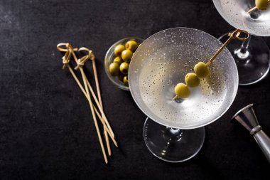 Siyah arka plan üzerinde zeytin ile Klasik Kuru Martini. Copyspace