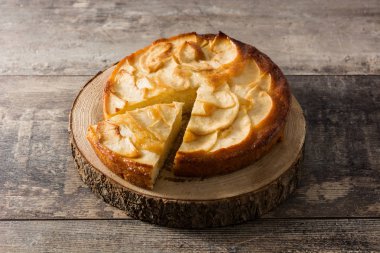 Tahta masada ev yapımı elmalı turta.