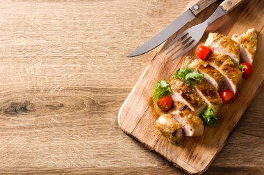 Ahşap masada sebze ile ızgara tavuk göğsü. Üst te. Copyspace