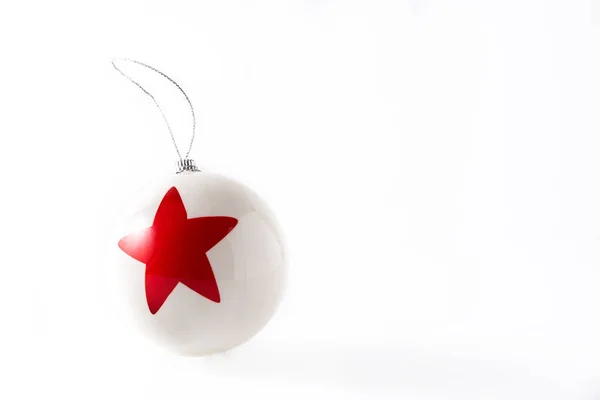 白色圣诞球与红星隔离在白色背景 复制空间 — 图库照片