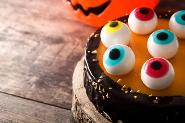 Bolo Halloween Com Decoração Olhos Doces Mesa Madeira Espaço Cópia — Fotografia de Stock