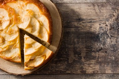 Tahta masada ev yapımı elmalı turta. Üst te. Kopyalama alanı