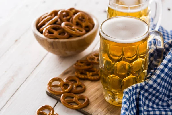 Oktoberfest Och Kringla Vitt Träbord Copyspace — Stockfoto