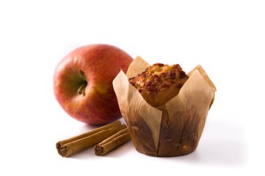 Beyaz arka planda izole elma ve tarçın kekler. 