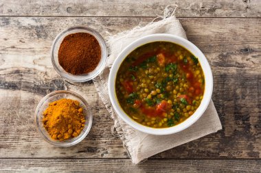 Hint mercimek çorba dal (Dhal) ahşap masada bir kase. Boşaltmak