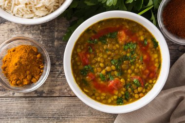 Hint mercimek çorba dal (Dhal) ahşap masada bir kase. Üst görünüm