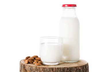 Beyaz arka planda izole badem sütü. Yakın çekim