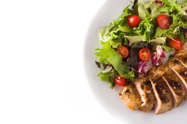 Beyaz arka plan üzerinde izole bir tabaktabak sebze ile ızgara tavuk göğsü. Üst te. Copyspace