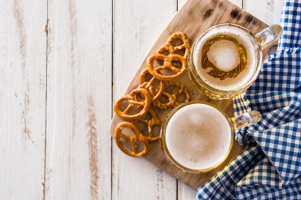 Oktoberfest Cerveza Pretzel Mesa Madera Blanca Vista Superior Copyspace —  Fotos de Stock