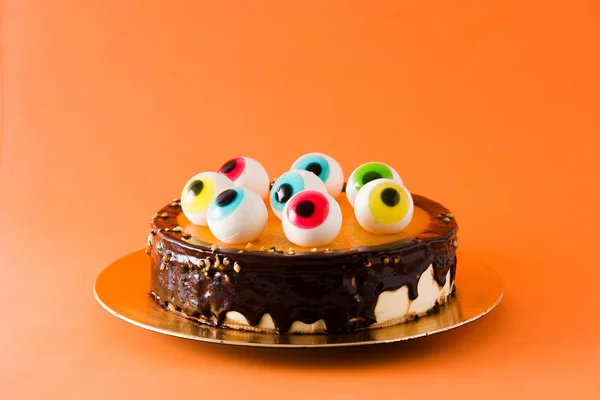 Halloween Kuchen Mit Bonbonaugen Dekoration Auf Orangefarbenem Hintergrund — Stockfoto