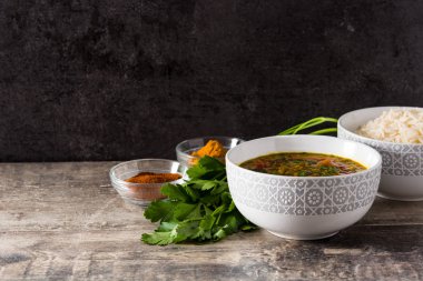 Hint mercimek çorba dal (Dhal) ahşap masada bir kase. Boşaltmak