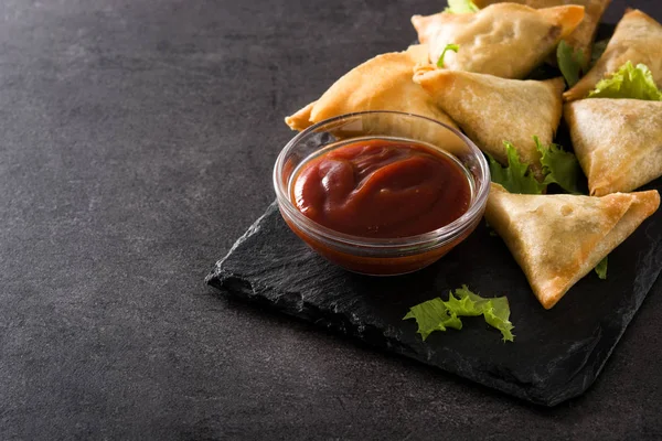 Samsa Samosas Con Carne Verduras Sobre Fondo Negro Comida Tradicional —  Fotos de Stock