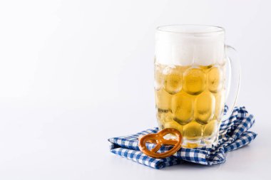Kavanozda Oktoberfest bira ve beyaz arka plan üzerinde izole simit. Copyspace