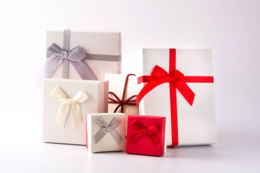 Beyaz arka planda yalıtılmış çeşitli hediye kutuları 