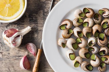 Escargots de Bourgogne tahta masada. Üstte görüntü