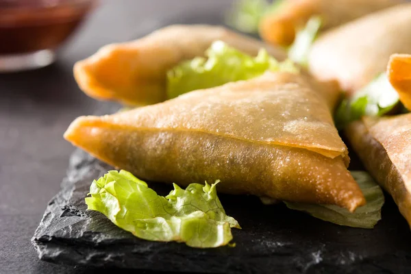 Samsa Samosas Con Carne Verduras Sobre Fondo Negro Comida Tradicional —  Fotos de Stock