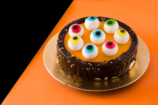Halloween Kuchen Mit Bonbonaugen Dekoration Auf Orangefarbenem Und Schwarzem Hintergrund — Stockfoto