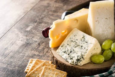 Ahşap masa üzerinde peynir ve şarap çeşitleri. Copyspace