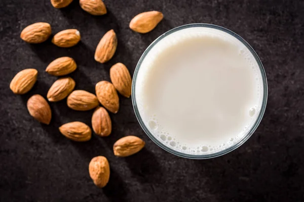 Mandelmilch Glas Auf Schwarzem Hintergrund Ansicht Von Oben — Stockfoto