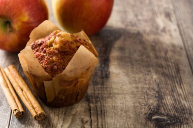 Elma ve tarçınlı kekler tahta masada. Copyspace