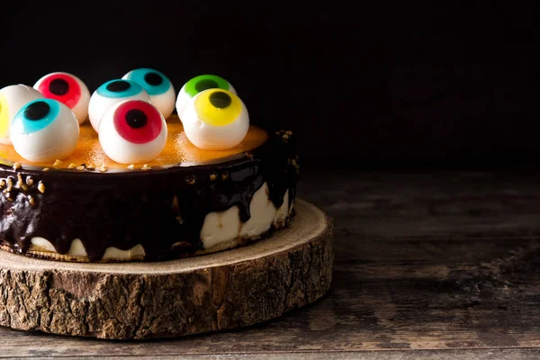 Halloween Kuchen Mit Bonbonaugen Dekoration Auf Holztisch Kopierraum — Stockfoto