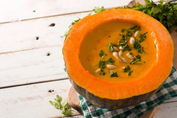 Kürbis Und Möhrensuppe Auf Holztisch Herbstliches Essen Kopierraum — Stockfoto