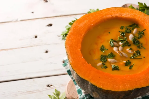 Kürbis Und Möhrensuppe Auf Holztisch Herbstliches Essen Kopierraum — Stockfoto