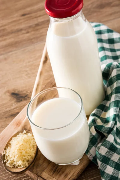 Rýžové Mléko Skleněném Lahvi Dřevěném Stole — Stock fotografie
